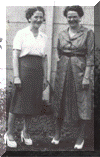 Links op de foto, Martje Leeraar (1914) en haar zus Aaltje Leeraar (1902).