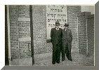 Alexander Leeraar (1910) en Heiman Leeraar (1917) voor de Joodse begraafplaats in Zutphen.