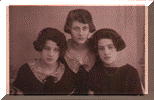 De zusjes Betje (1909), Rebecca (1908) en Lena Leeraar (1912)