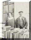 Isak Cohen en Emma Leeraar in 1932 op markt op de Schupstoel. Het echtpaar had een boekhandel en antiquiteitenwinkel aan Barlheze 42.