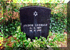 Grafsteen van Isidoor Leeraar (1870). Hij ligt hier samen met z'n vrouw Helena Levi begraven op de Joodse begraafplaats te Aken.
