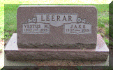 Grafsteen van Jake Leerar (1907) en zijn echtgenote Vestus Mae Whitehurst.