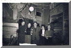 Heropening van ‘De Katoenbaal’  ca. 1945 door Alexander Leeraar (midden) omringd door personeel