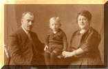 Mietje Leeraar (1893) met man Albertus (1893) en hun oudste zoon Willem Hartog (1922)