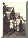 Vanaf links Martje Leeraar (1914), Anna Wester, Roelof Idskes en Onno Leeraar (1905) in de beginjaren vijftig.
