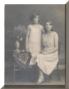 Tina en Sientje Wester, zusters van Anna Wester. Anna Wester was de echtgenote van Onno Leeraar (1905).