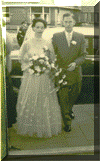 Trouwfoto Anna Leeraar (1932) en Jan Jongedijk, getrouwd te Oude Pekela op 28 juni 1955